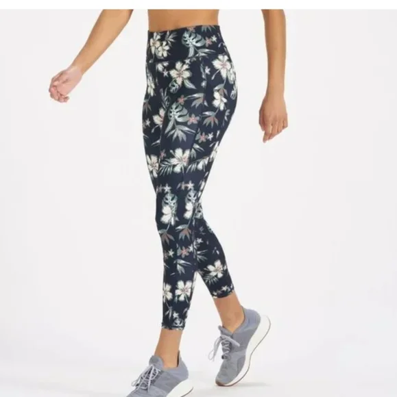 Vuori Stride Leggings in Ink Maui Floral print Green - Picture 3 of 12